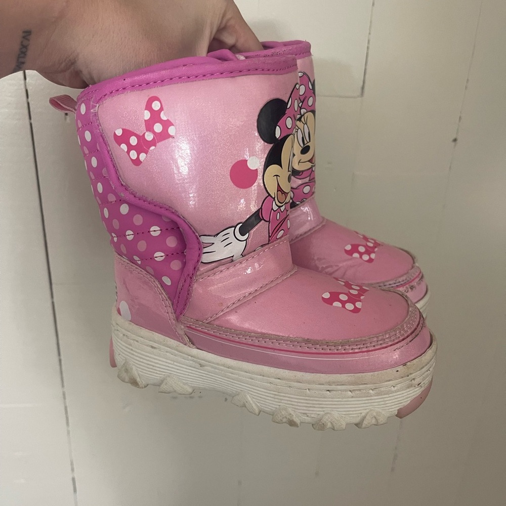 Minnie Mouse winter boots